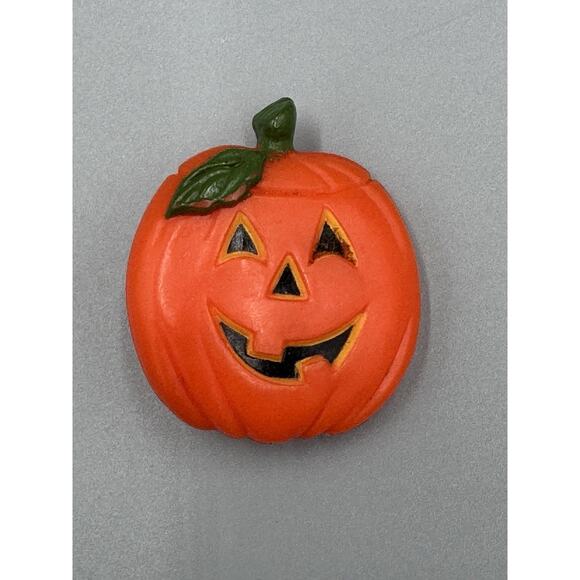 Vintage Hallmark Jack O'Lantern Pumpkin Halloween Brooch Plastic Lapel Pin - Picture 1 of 4